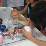 野口美香さん　玉置りささん（神奈川在住）子ども達と一緒にワークショップで作った風鈴