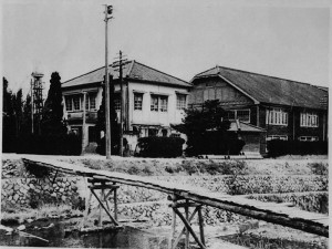 昭和26年頃の村役場（左）と山口小学校（右）【徳風会提供】